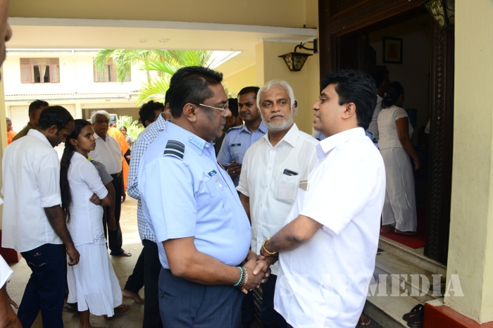 The Commander Pays His Last Respects to the Late Bellanwila Wimalarathana Thero