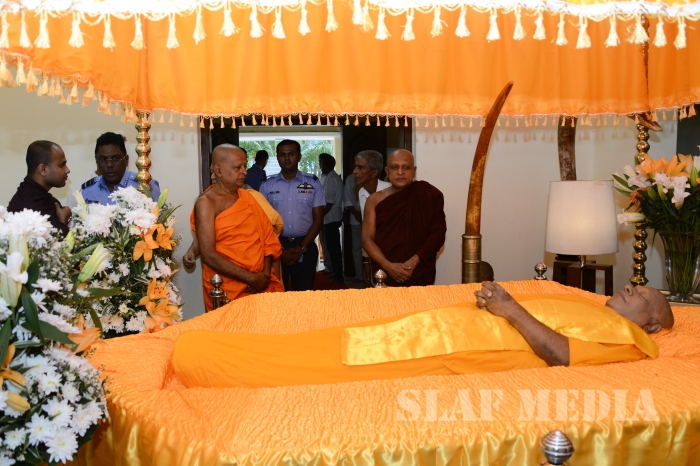 The Commander Pays His Last Respects to the Late Bellanwila Wimalarathana Thero