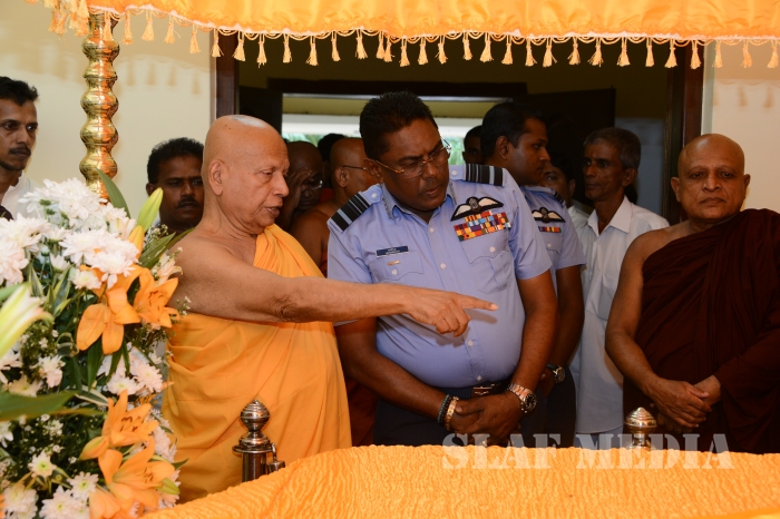 The Commander Pays His Last Respects to the Late Bellanwila Wimalarathana Thero