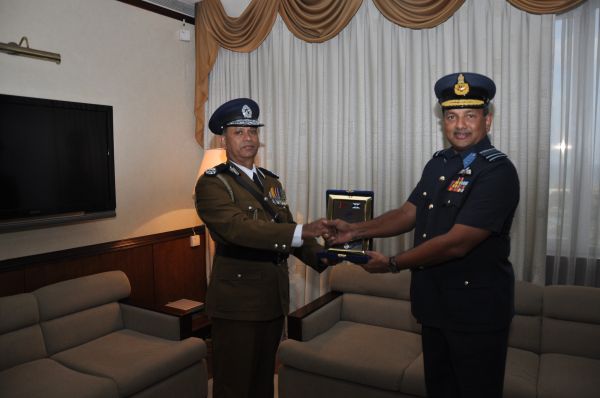 නව පොලිස්පති
ගුවන් හමුදාධිපති හමුවෙයි