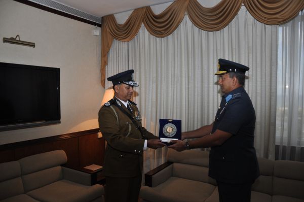 නව පොලිස්පති
ගුවන් හමුදාධිපති හමුවෙයි
