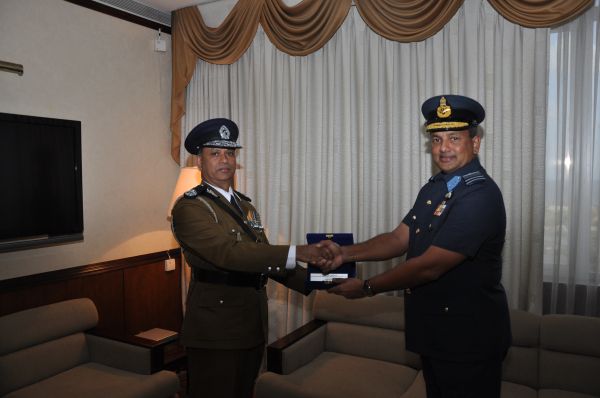 නව පොලිස්පති
ගුවන් හමුදාධිපති හමුවෙයි