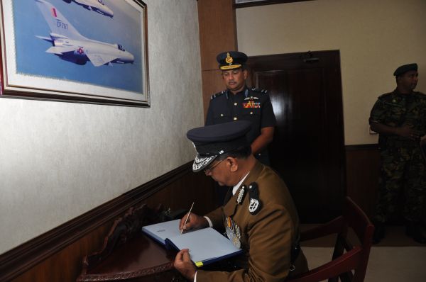 නව පොලිස්පති
ගුවන් හමුදාධිපති හමුවෙයි