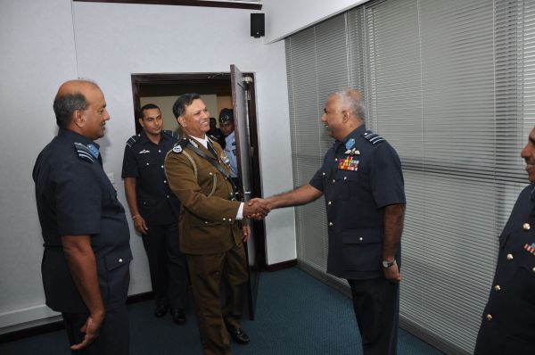 නව පොලිස්පති
ගුවන් හමුදාධිපති හමුවෙයි