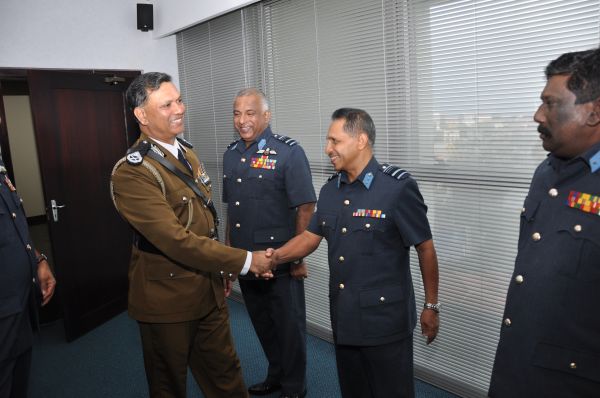 නව පොලිස්පති
ගුවන් හමුදාධිපති හමුවෙයි