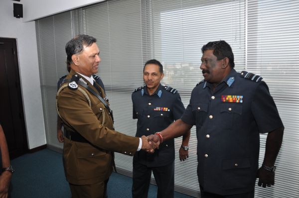 නව පොලිස්පති
ගුවන් හමුදාධිපති හමුවෙයි