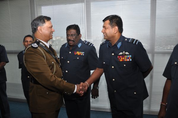 නව පොලිස්පති
ගුවන් හමුදාධිපති හමුවෙයි