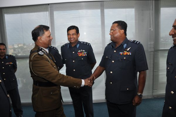නව පොලිස්පති
ගුවන් හමුදාධිපති හමුවෙයි