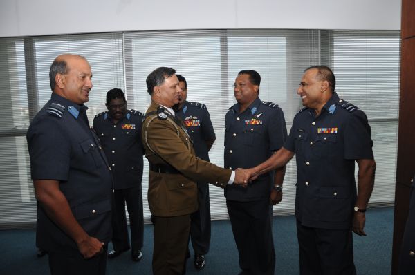 නව පොලිස්පති
ගුවන් හමුදාධිපති හමුවෙයි