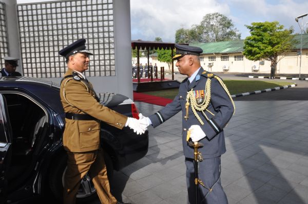 නව පොලිස්පති
ගුවන් හමුදාධිපති හමුවෙයි