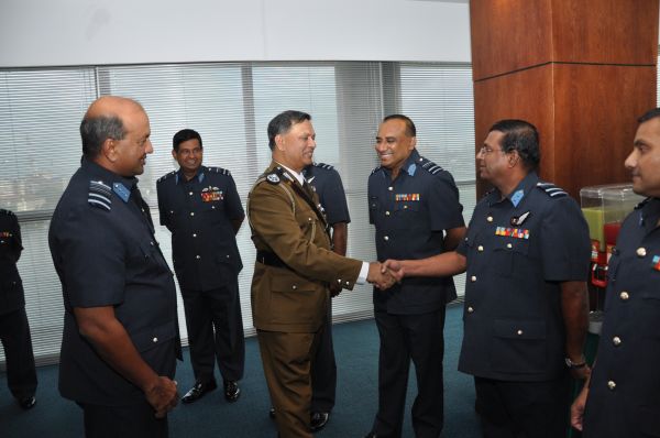 නව පොලිස්පති
ගුවන් හමුදාධිපති හමුවෙයි