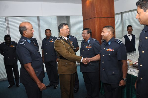 නව පොලිස්පති
ගුවන් හමුදාධිපති හමුවෙයි