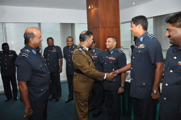 නව පොලිස්පති
ගුවන් හමුදාධිපති හමුවෙයි