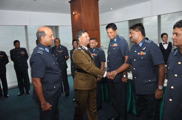 නව පොලිස්පති
ගුවන් හමුදාධිපති හමුවෙයි