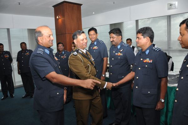 නව පොලිස්පති
ගුවන් හමුදාධිපති හමුවෙයි