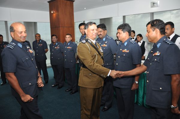නව පොලිස්පති
ගුවන් හමුදාධිපති හමුවෙයි