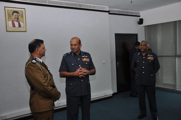 නව පොලිස්පති
ගුවන් හමුදාධිපති හමුවෙයි