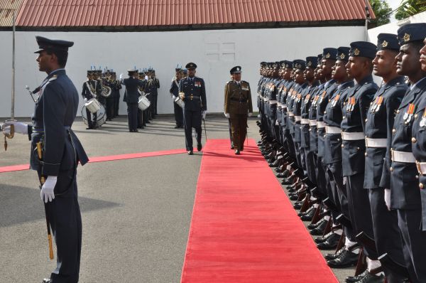 නව පොලිස්පති
ගුවන් හමුදාධිපති හමුවෙයි