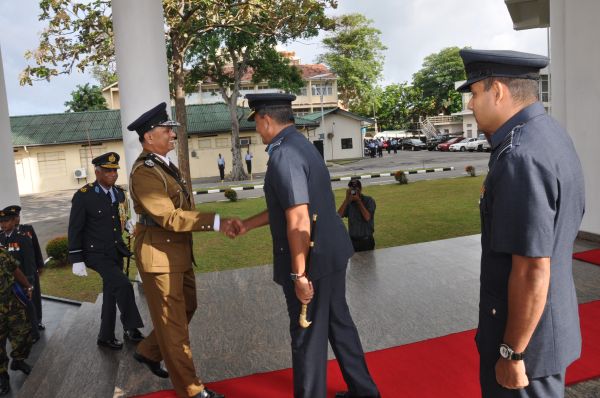 නව පොලිස්පති
ගුවන් හමුදාධිපති හමුවෙයි