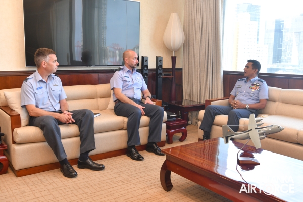 COMMANDANT
CENTRAL FLYING SCHOOL IN THE ROYAL AIR FORCE CALLS ON THE COMMANDER