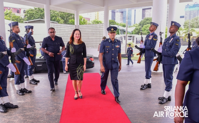 AMBASSADOR OF UNITED STATES OF AMERICA CALLS ON THE COMMANDER OF THE AIR FORCE