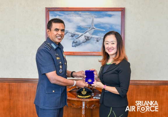 AMBASSADOR OF UNITED STATES OF AMERICA CALLS ON THE COMMANDER OF THE AIR FORCE