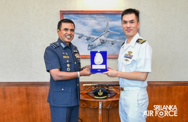 AMBASSADOR OF UNITED STATES OF AMERICA CALLS ON THE COMMANDER OF THE AIR FORCE