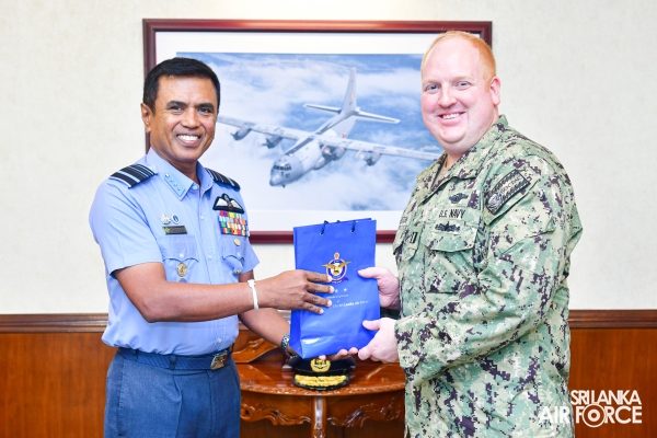 UNITED STATES DEFENCE OFFICIALS CALL ON THE COMMANDER