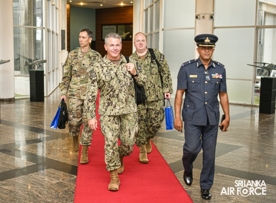 UNITED
STATES DEFENCE OFFICIALS CALL ON THE COMMANDER