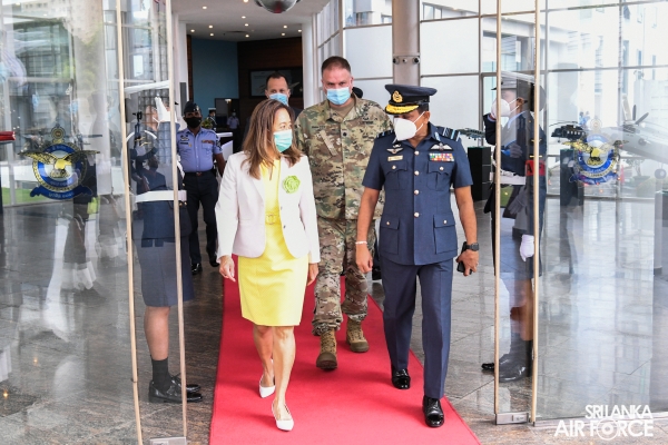 AMBASSADOR OF UNITED STATES CALLS ON THE COMMANDER OF THE AIR FORCE