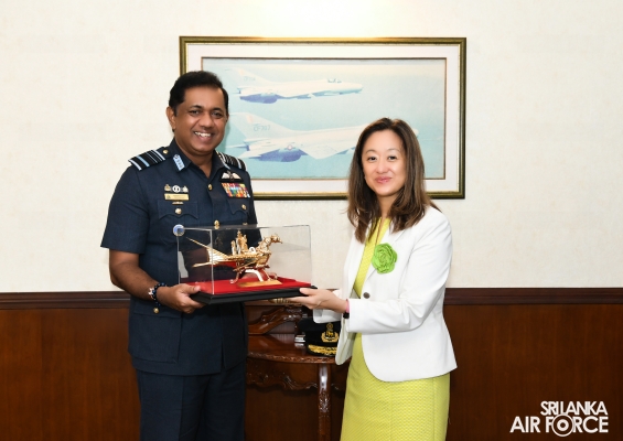 AMBASSADOR OF UNITED STATES CALLS ON THE COMMANDER OF THE AIR FORCE