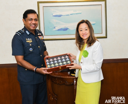 AMBASSADOR OF UNITED STATES CALLS ON THE COMMANDER OF THE AIR FORCE