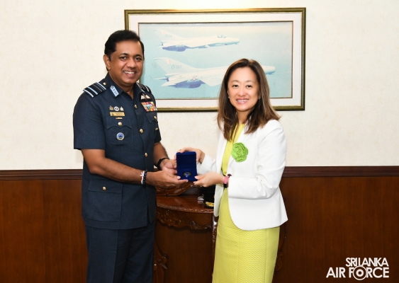 AMBASSADOR OF UNITED STATES CALLS ON THE COMMANDER OF THE AIR FORCE