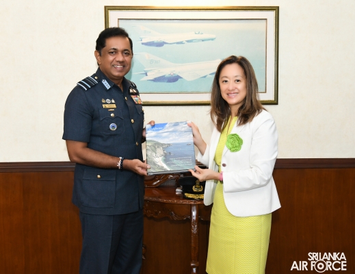 AMBASSADOR OF UNITED STATES CALLS ON THE COMMANDER OF THE AIR FORCE