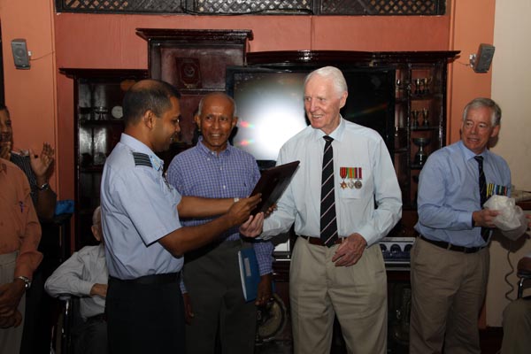 රාජකීය ගුවන් හමුදාවේ ප්රවීනයන් කොළඹ කදවුරේ සංචාරයක රාජකීය ගුවන් හමුදාවේ ප්රවීනයන් කොළඹ කදවුරේ සංචාරයක