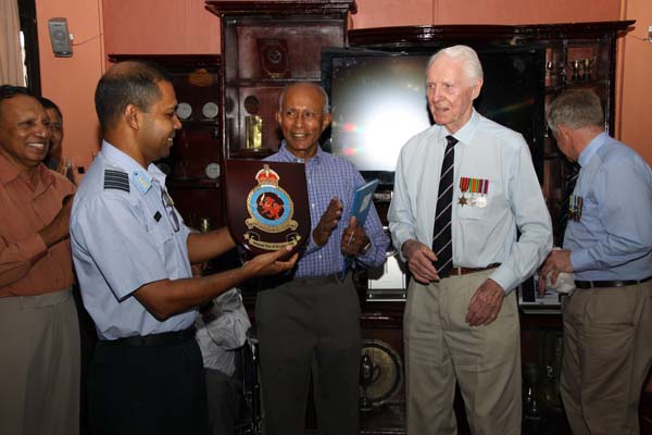 රාජකීය ගුවන් හමුදාවේ ප්රවීනයන් කොළඹ කදවුරේ සංචාරයක රාජකීය ගුවන් හමුදාවේ ප්රවීනයන් කොළඹ කදවුරේ සංචාරයක