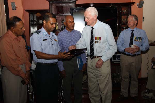 රාජකීය ගුවන් හමුදාවේ ප්රවීනයන් කොළඹ කදවුරේ සංචාරයක රාජකීය ගුවන් හමුදාවේ ප්රවීනයන් කොළඹ කදවුරේ සංචාරයක
