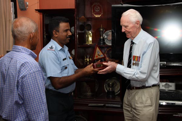 රාජකීය ගුවන් හමුදාවේ ප්රවීනයන් කොළඹ කදවුරේ සංචාරයක රාජකීය ගුවන් හමුදාවේ ප්රවීනයන් කොළඹ කදවුරේ සංචාරයක