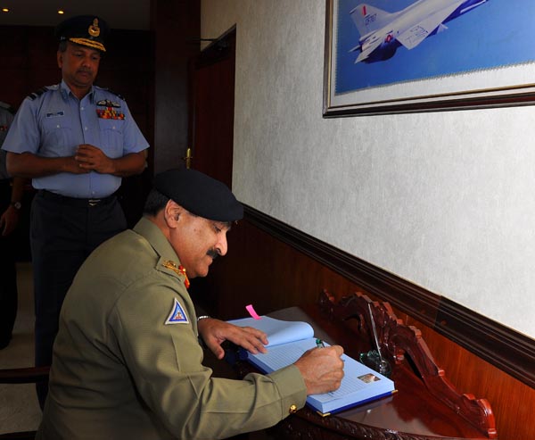 Chairman of the Joint Chiefs of Staff Committee of Pakistan calls on the Commander