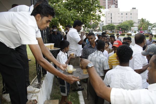 Wesak Bathi Gee Saraniya 2012