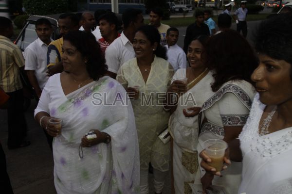 Wesak Bathi Gee Saraniya 2012