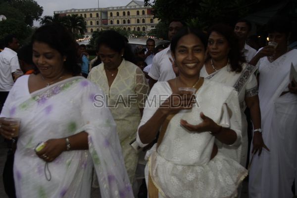 Wesak Bathi Gee Saraniya 2012